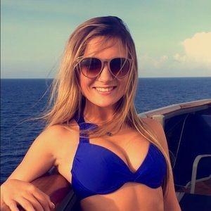 Meet your Posher, Halla