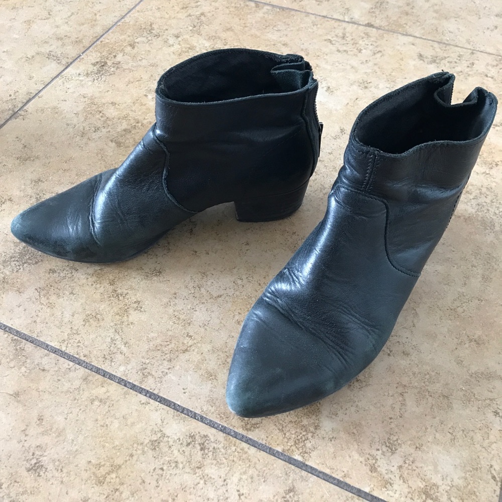 Pointy leather ankle boots