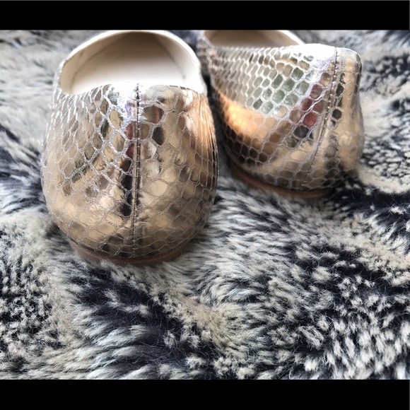 KORS Michael Kors Odin Gold Pointed Toe Flats Sz 8 - Picture 3 of 7