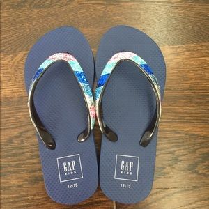 Gap Girls size 12-13 flip flops