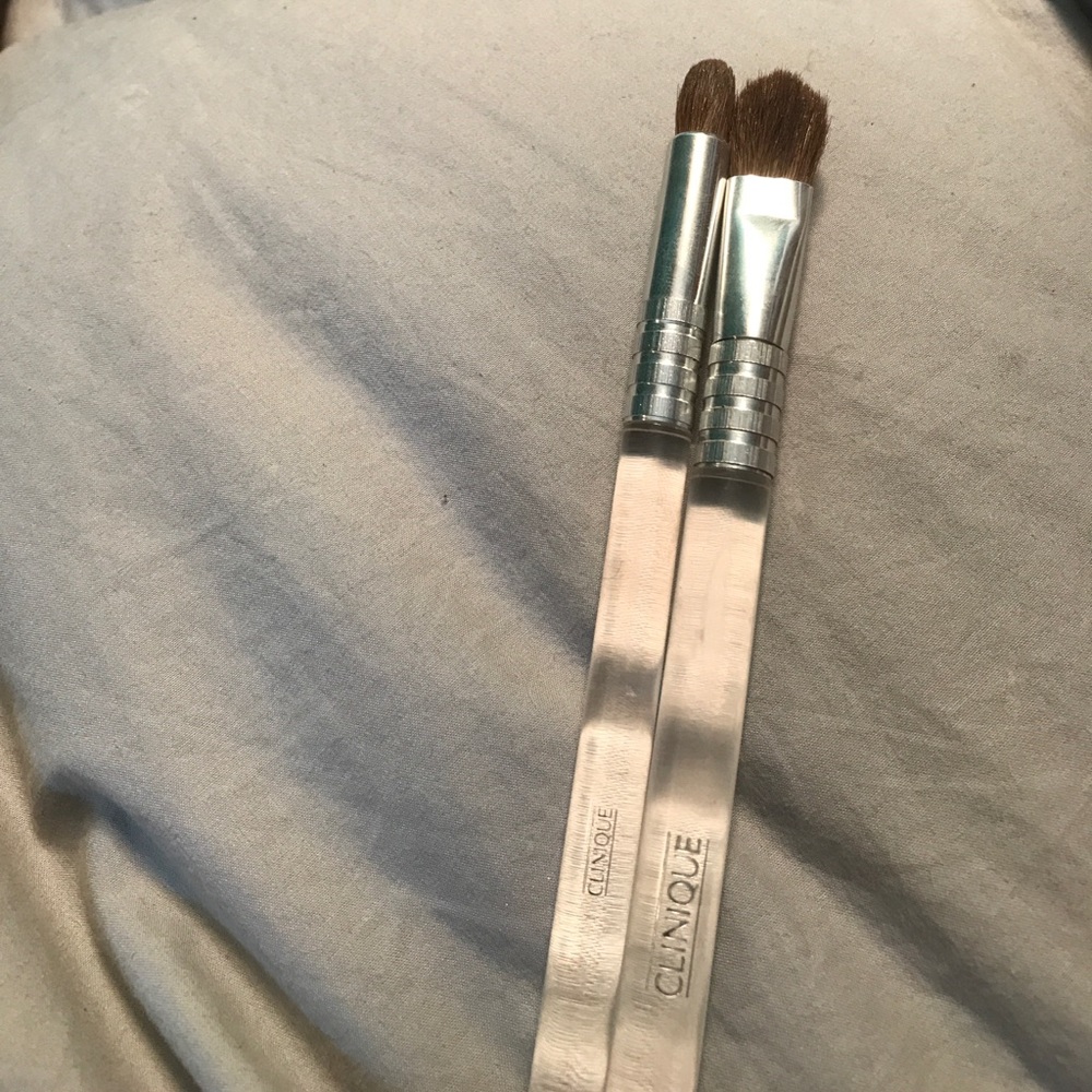 Two Clinique eyeshadow brushes