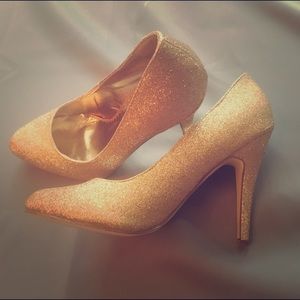 Holiday party perfect! ModCloth Gold Sparkle Heels