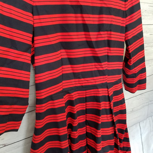 ❤️GAP Fit And Flare Pleated Size 6 Striped Dress❤️ - Picture 3 of 7