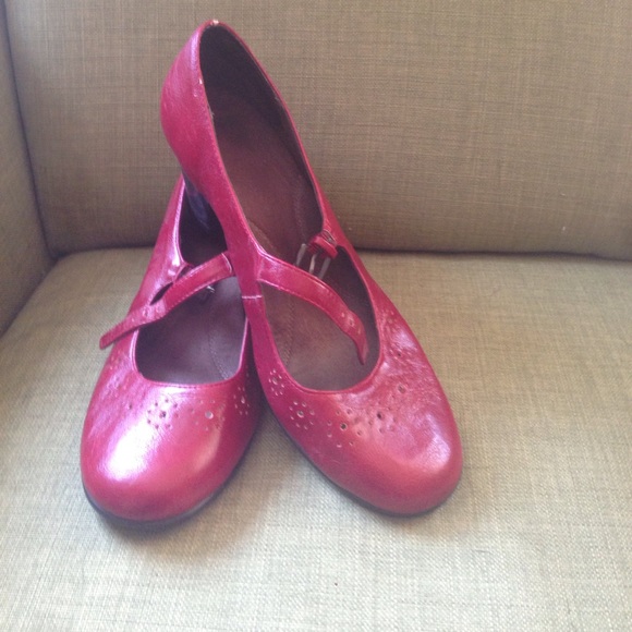 Snazzy red heels - Picture 1 of 1