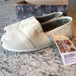 **Men's size 10 Natural Canvas TOMS**