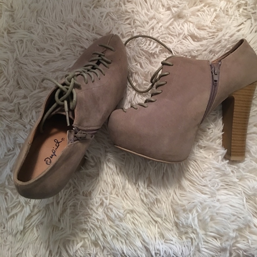 Size 8 qupid. Tan heels - Picture 1 of 4