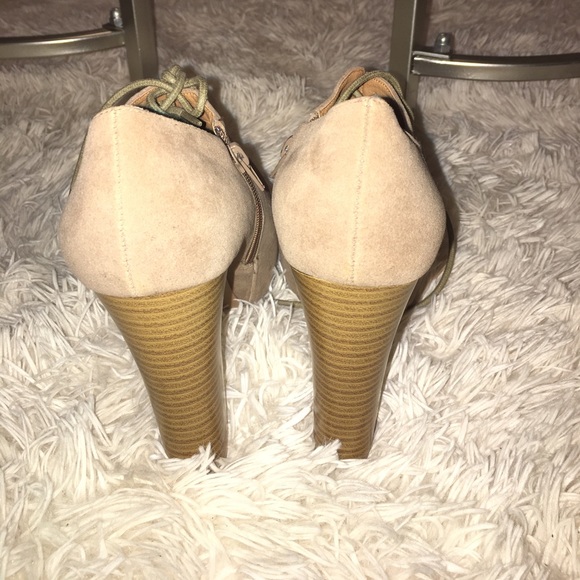 Size 8 qupid. Tan heels - Picture 2 of 4