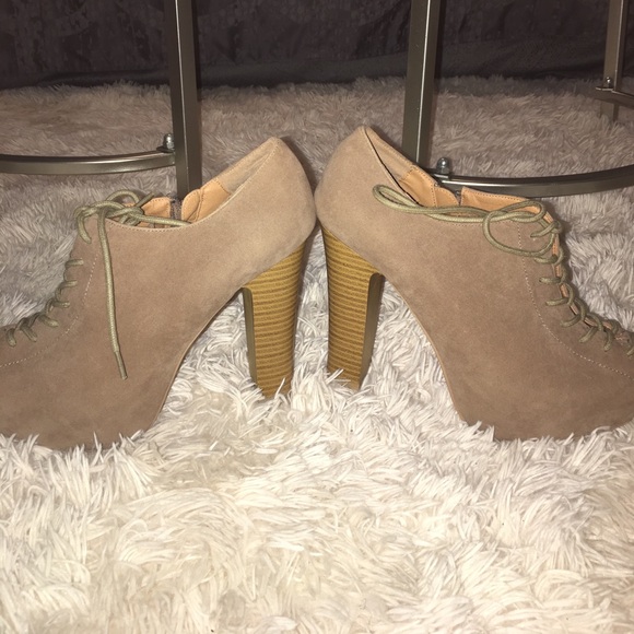 Size 8 qupid. Tan heels - Picture 3 of 4