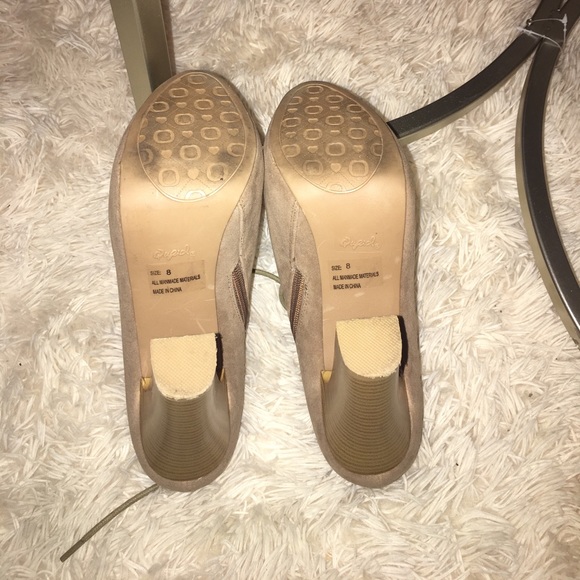 Size 8 qupid. Tan heels - Picture 4 of 4