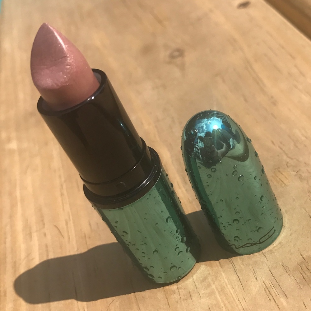 MAC Alluring Aquatics LE 'Pet Me, Please'