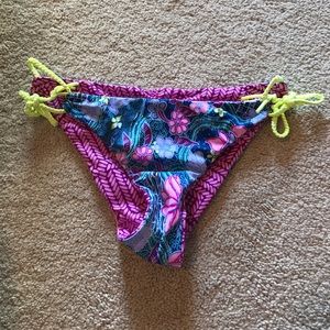 Reversible bathing suit bottoms