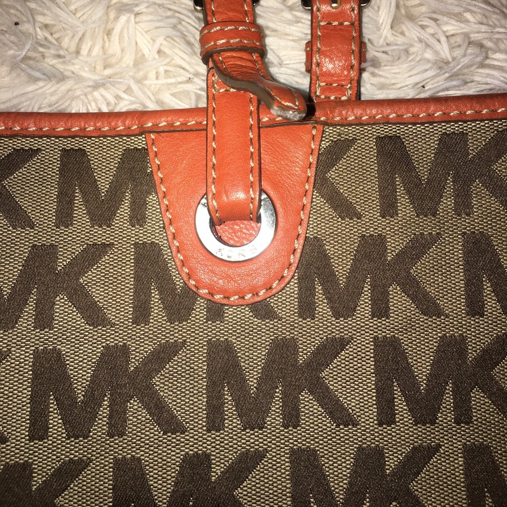 Michael Kors authentic purse - Picture 2 of 3