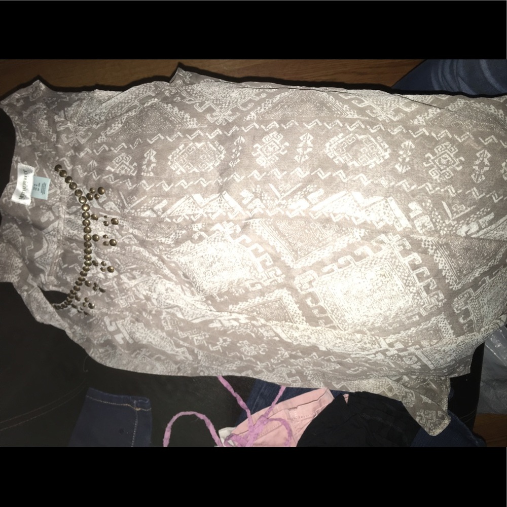 Sheer maternity top with a nice flow.