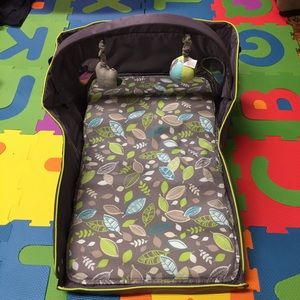 Eddie Bauer, baby traveling bed