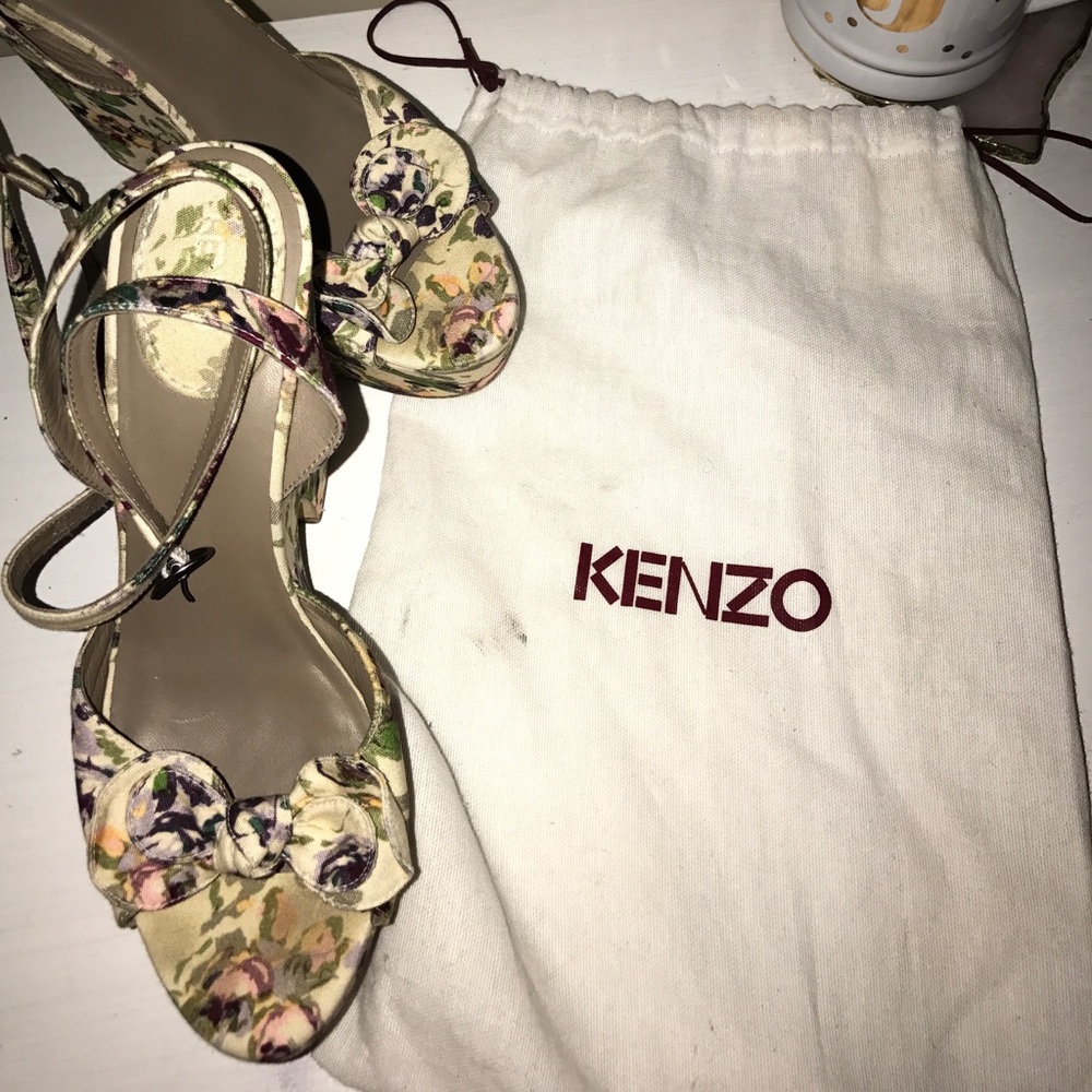 Flower print platform sandals
