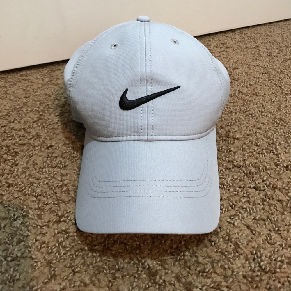 Grey Nike golf hat