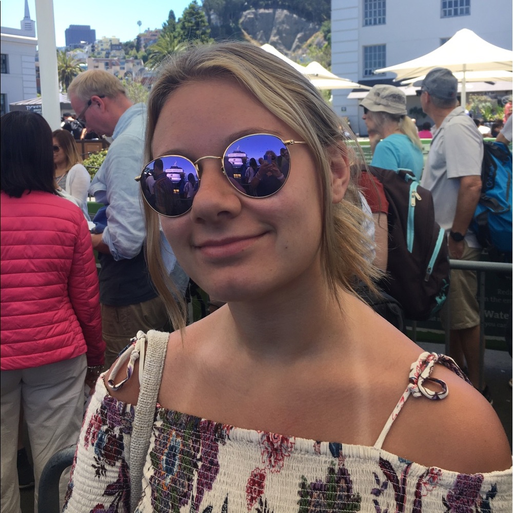 Meet your Posher, Olivia