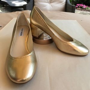 SteveMadden classic pump in gold