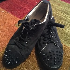 Women spike low sneakers