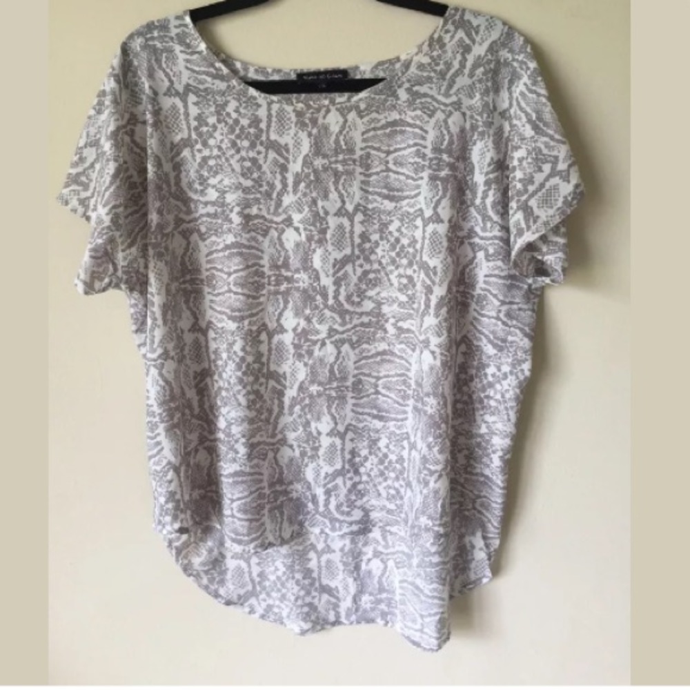 VIOLET & CLAIRE - Hi Low Grey Snake Print Blouse