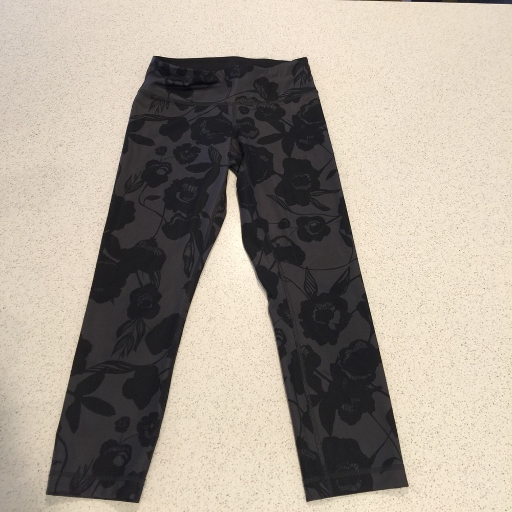 Lululemon size 4 floral Capri pant