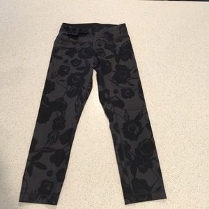 Lululemon size 4 floral Capri pant