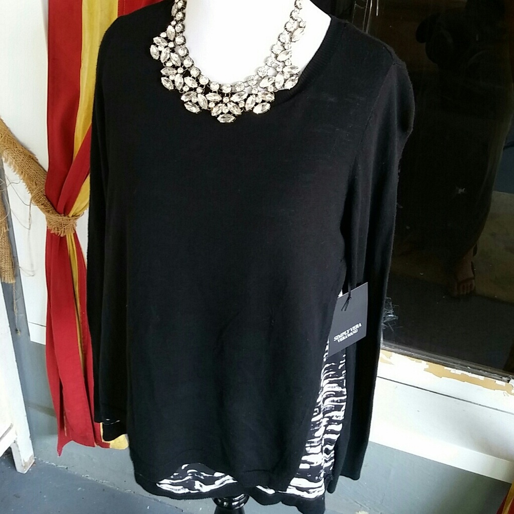 Simply Vera black & white Woman's top With  Side Slit Size Small NWT Long Sleeve