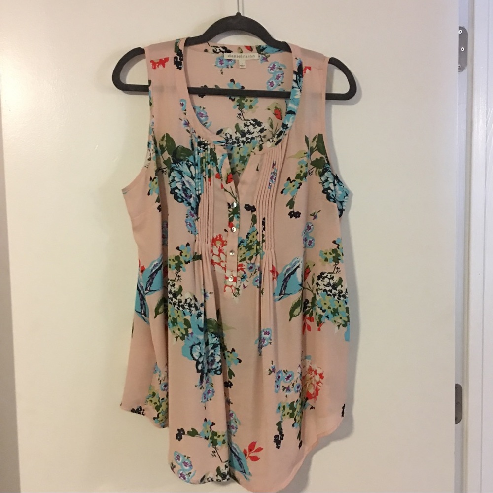 Lightweight sleeveless tunic