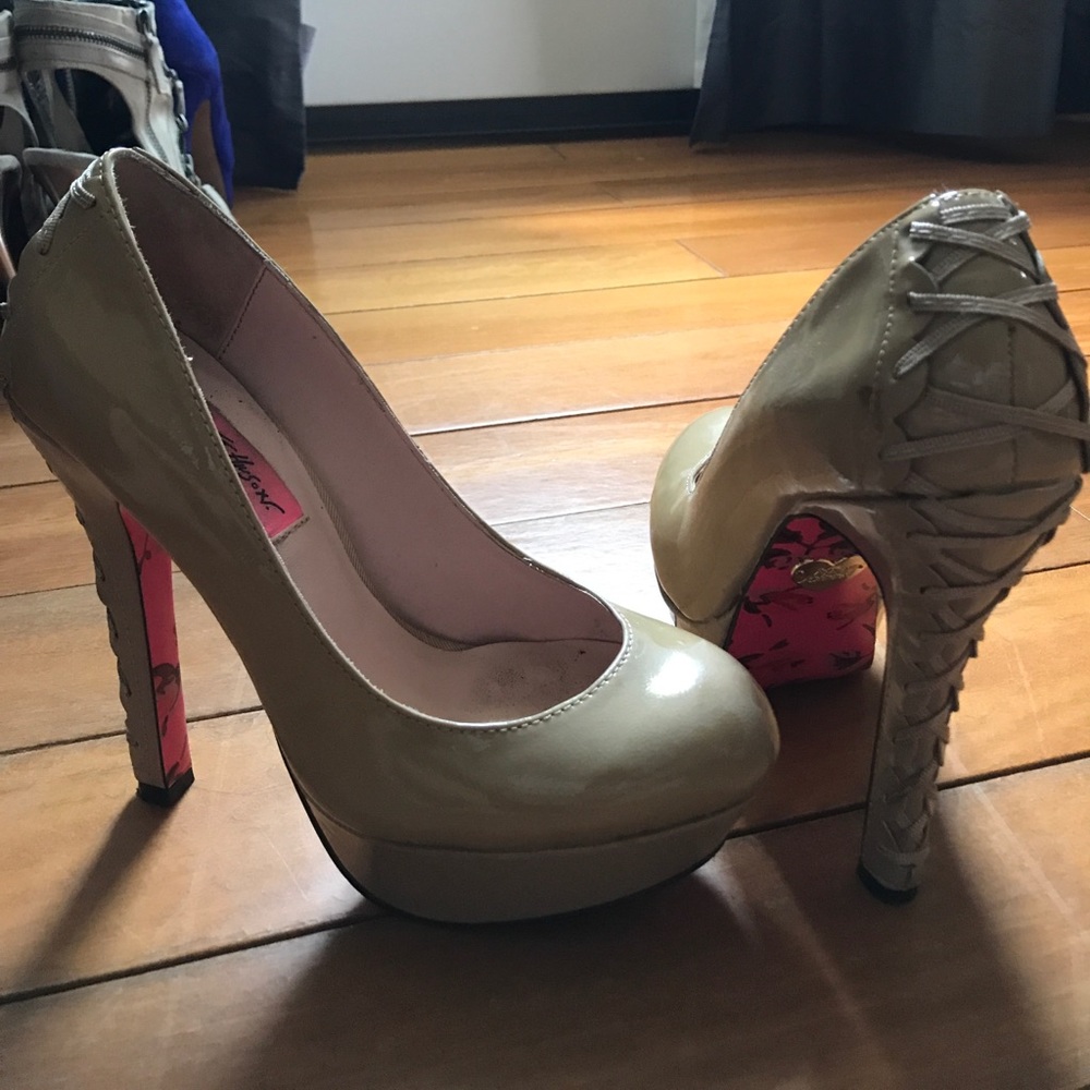 Very Johnson. Good condition. Pleather. Heel.