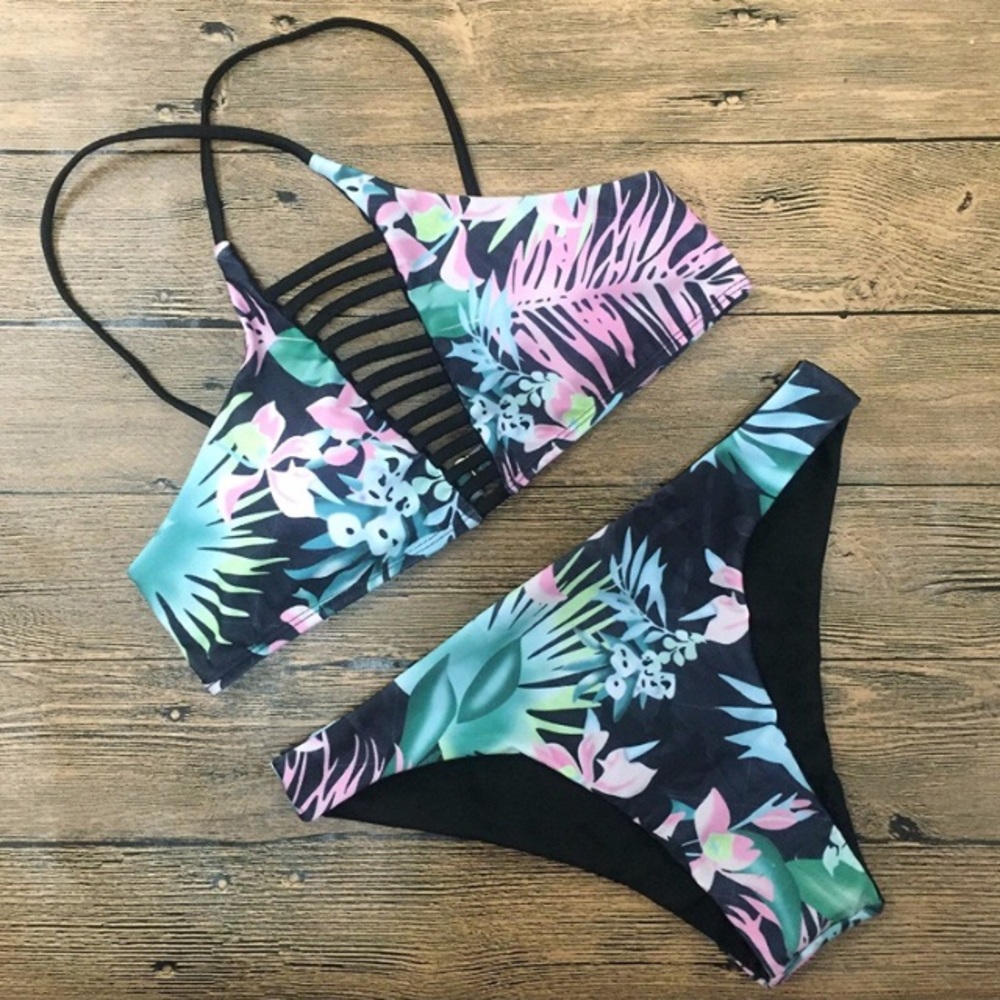 Cute bikini set 🌺 - Picture 3 of 5