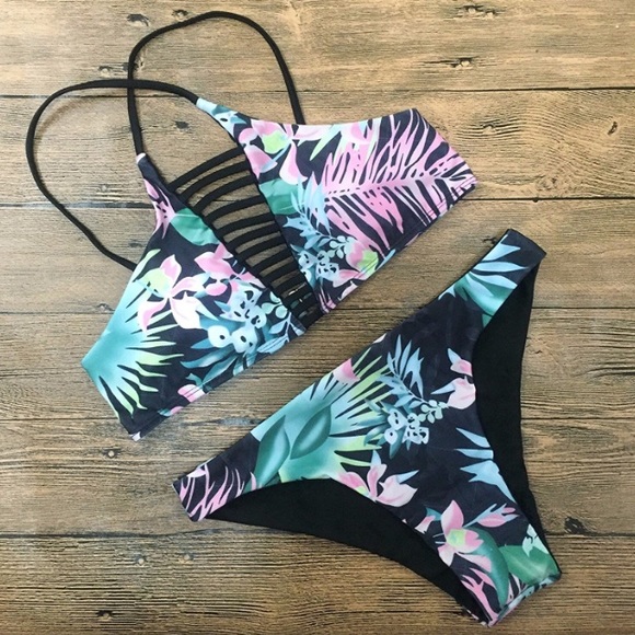 Cute bikini set 🌺 - Picture 3 of 5