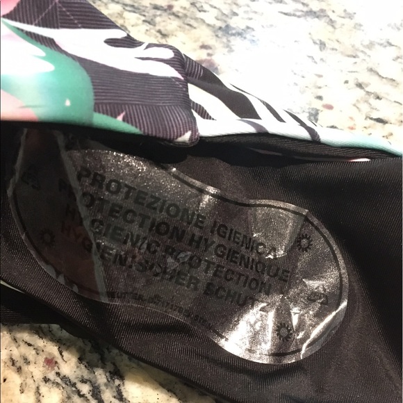 Cute bikini set 🌺 - Picture 4 of 5