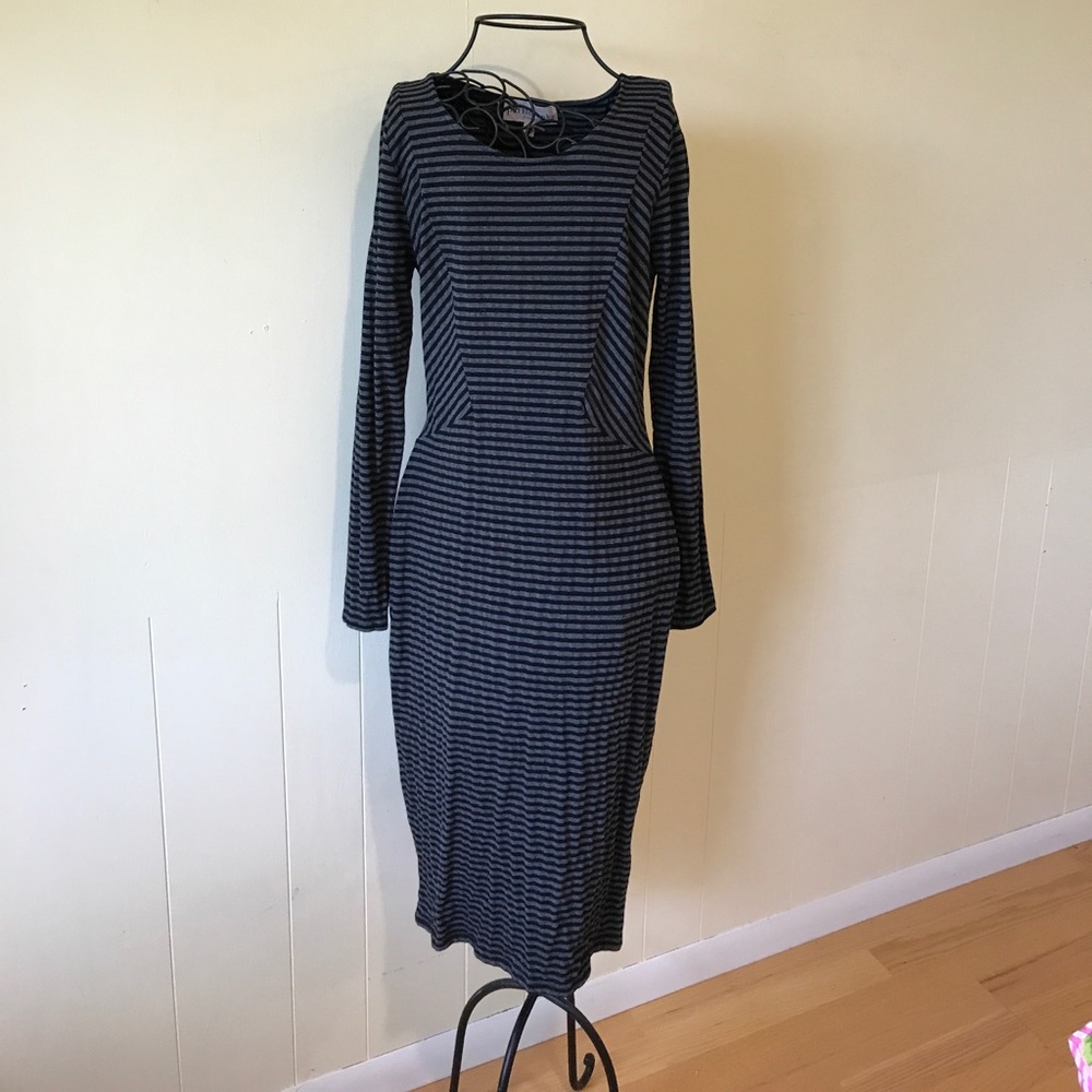 Love Sleeve Form Black & Grey Dress