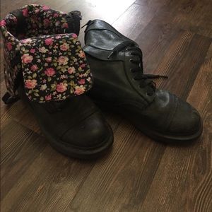 Doc martens black 12-eye boots with floral inside