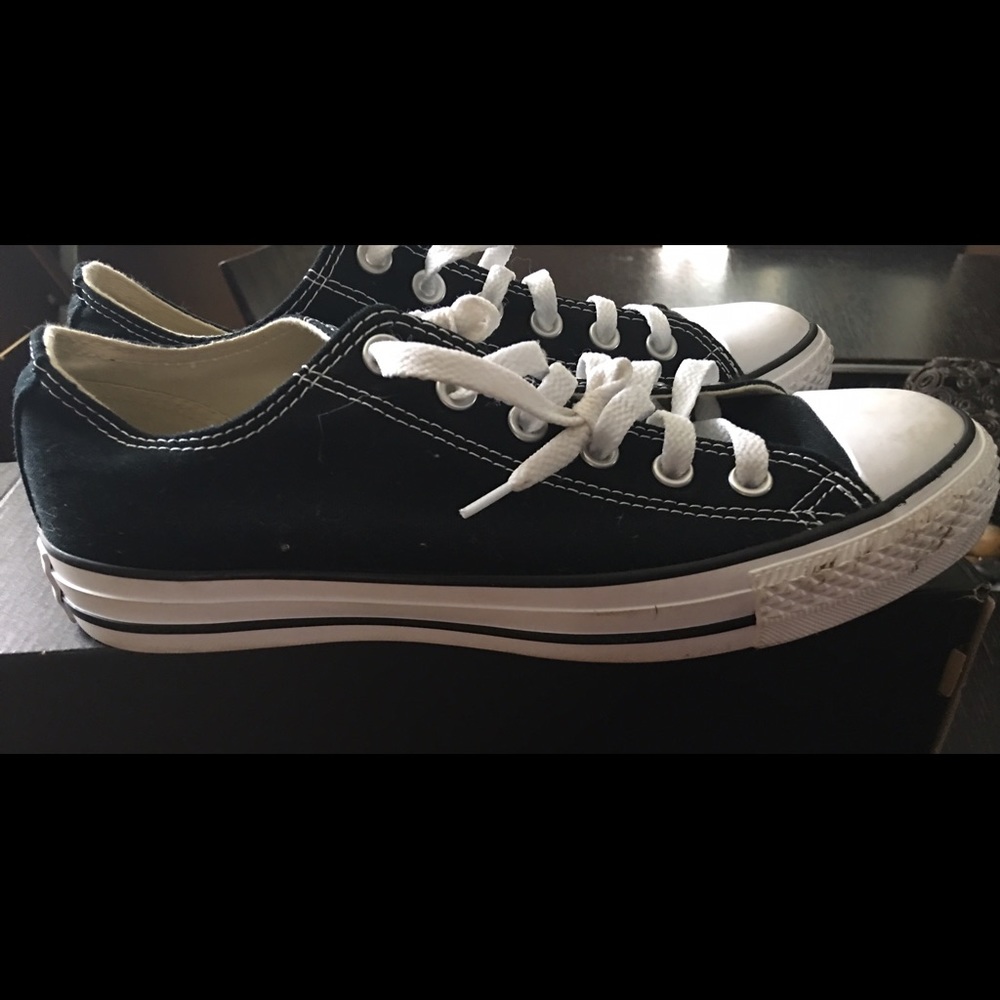 Converse!!!!!! Men size 7 but sold as UNISEX