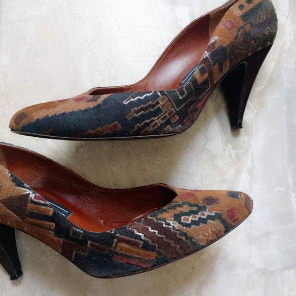 Vintage 1990s Stuart Weitzman Tapestry Print Suede Midi Pump 7.5 - Picture 5 of 8