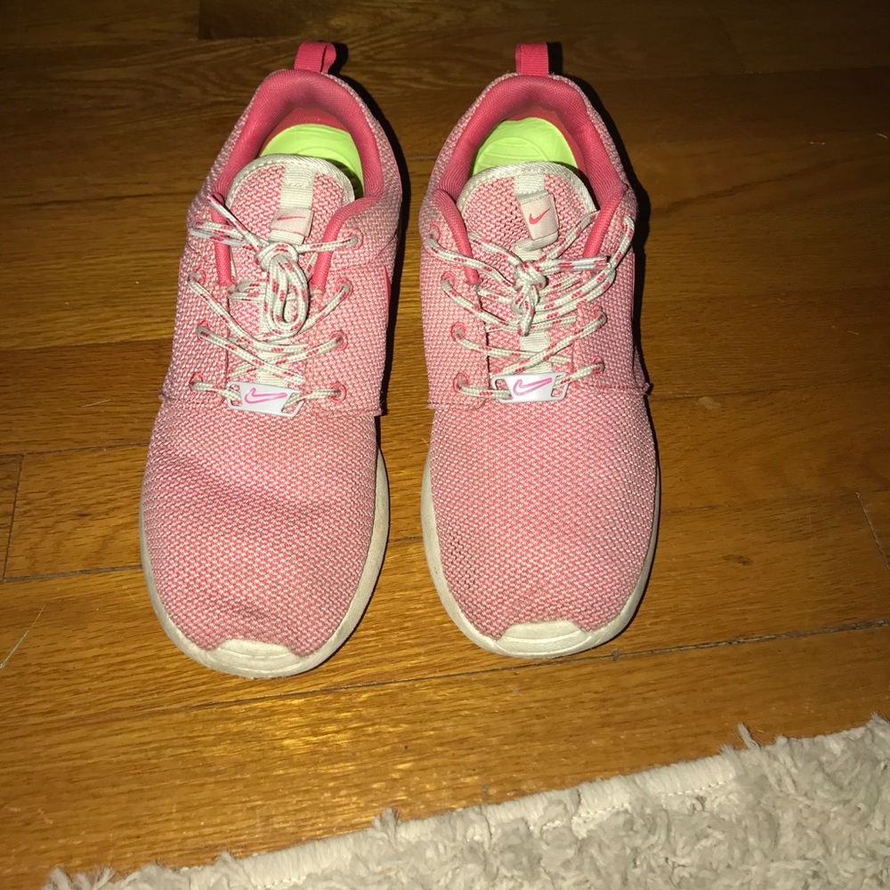Pink Nike roshe - Picture 2 of 5