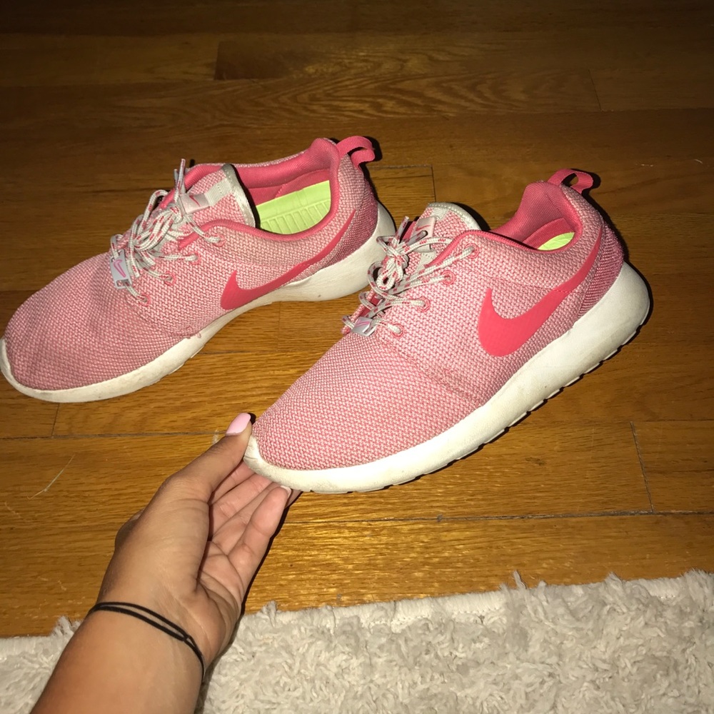 Pink Nike roshe - Picture 3 of 5