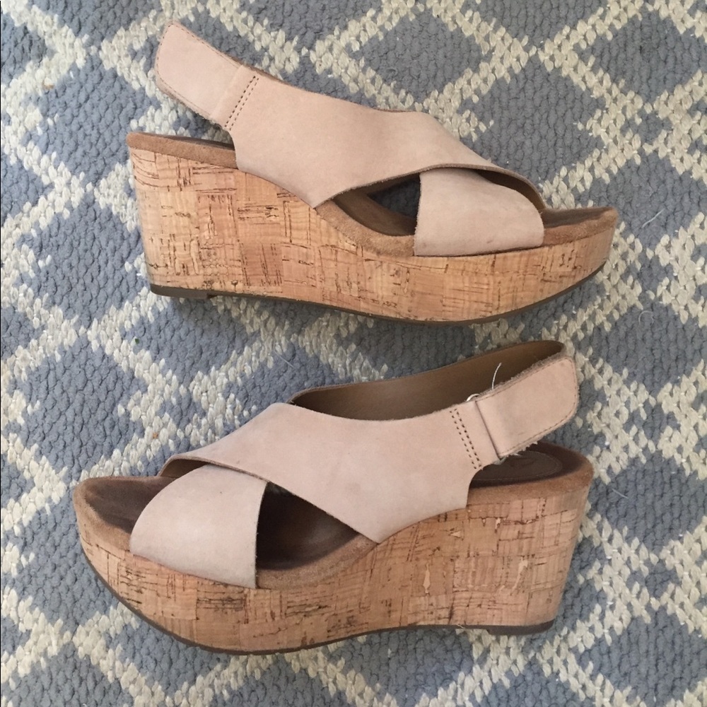 Clarks artisan tan wedges