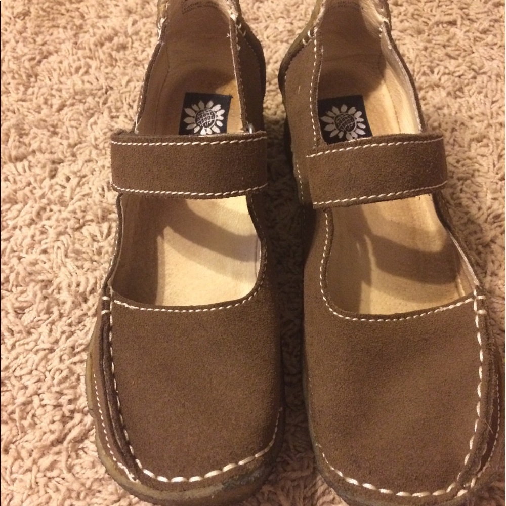 Yellow Box Oakland size 10