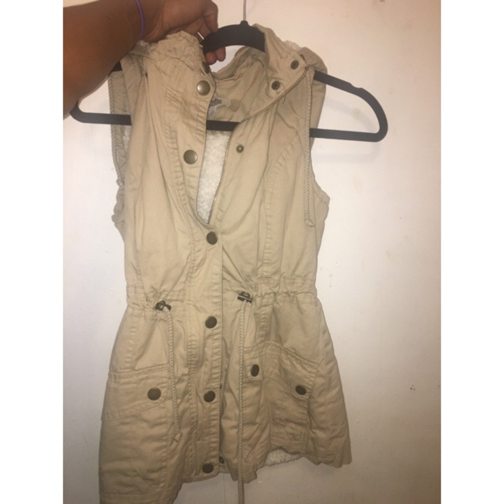 Sleeveless jacket.