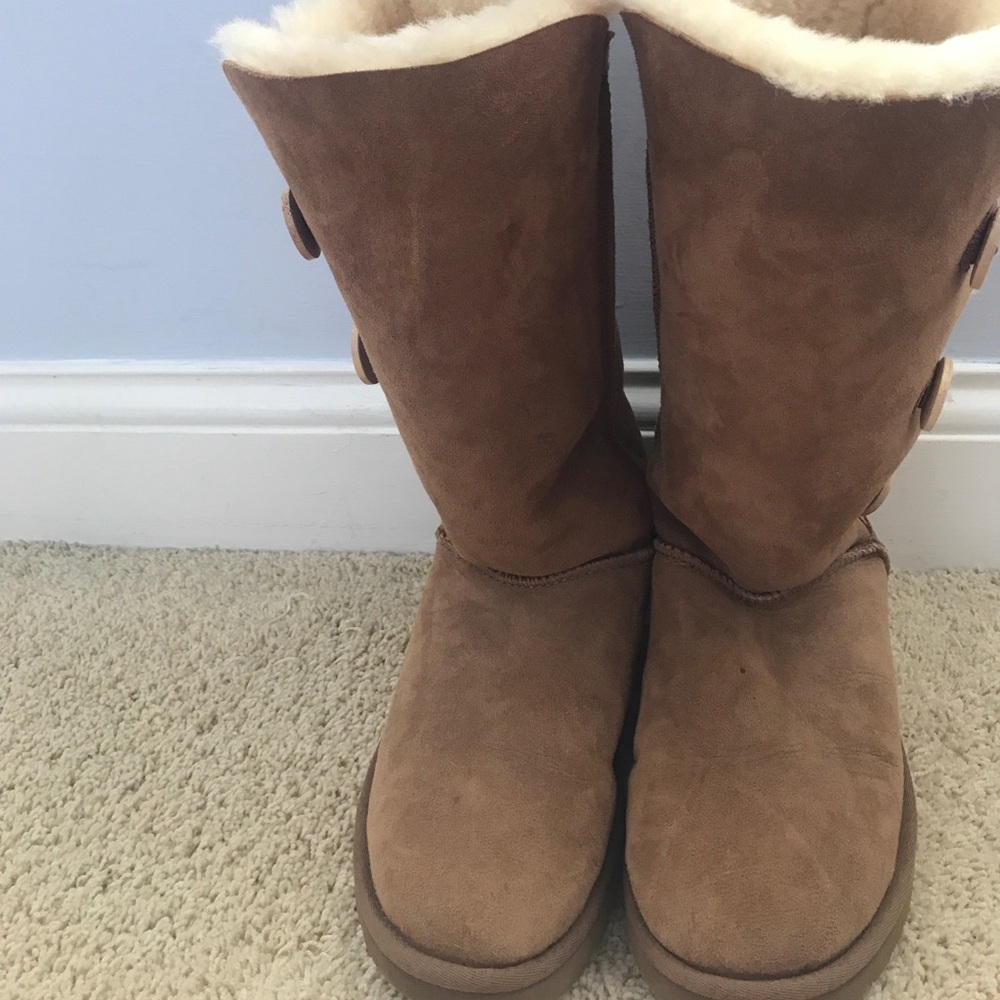 Button UGG boots(never worn)