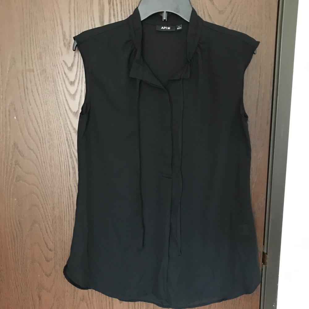 🌸APT.9 BLACK SLEEVELESS CHIFFON TOP🌸