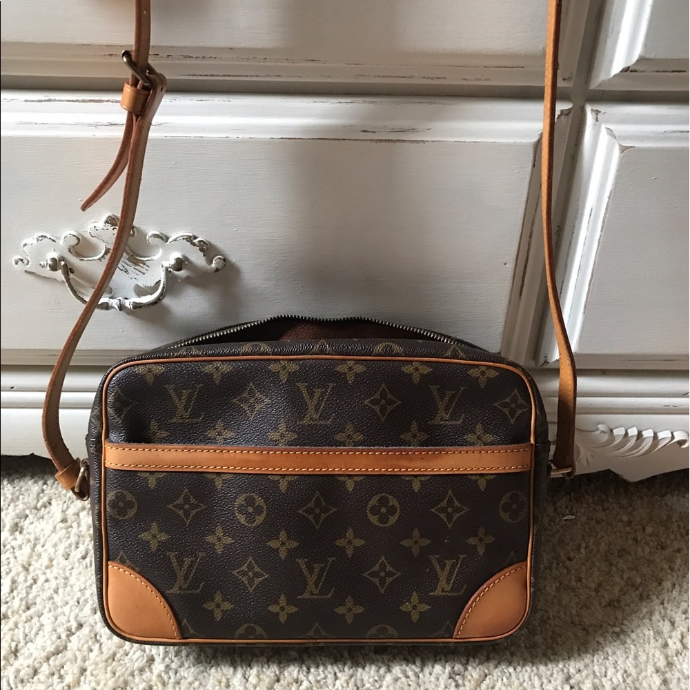 Authentic LV cross body Trocadero 26