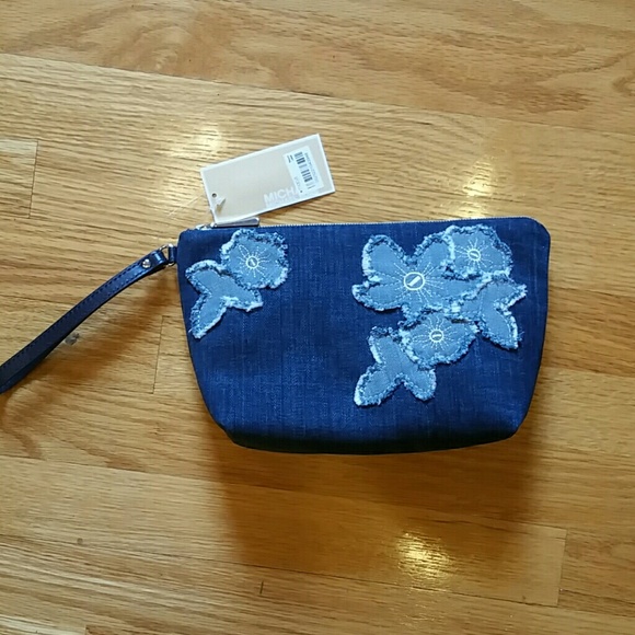 Michael Kors Handbags - Michael Kors wristlet  NWT