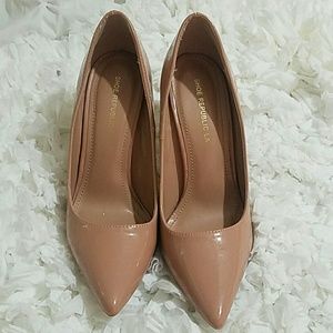 Classic nude pump