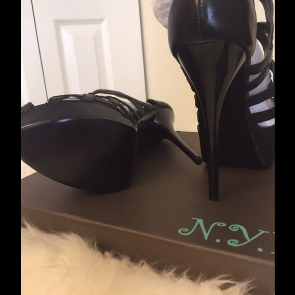 N.Y.L.A Platform Sianne Sandals - Picture 4 of 5