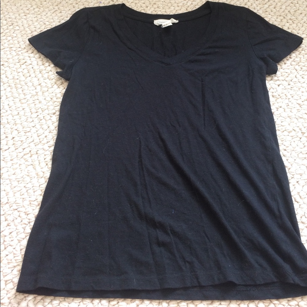 Black V-neck tshirt
