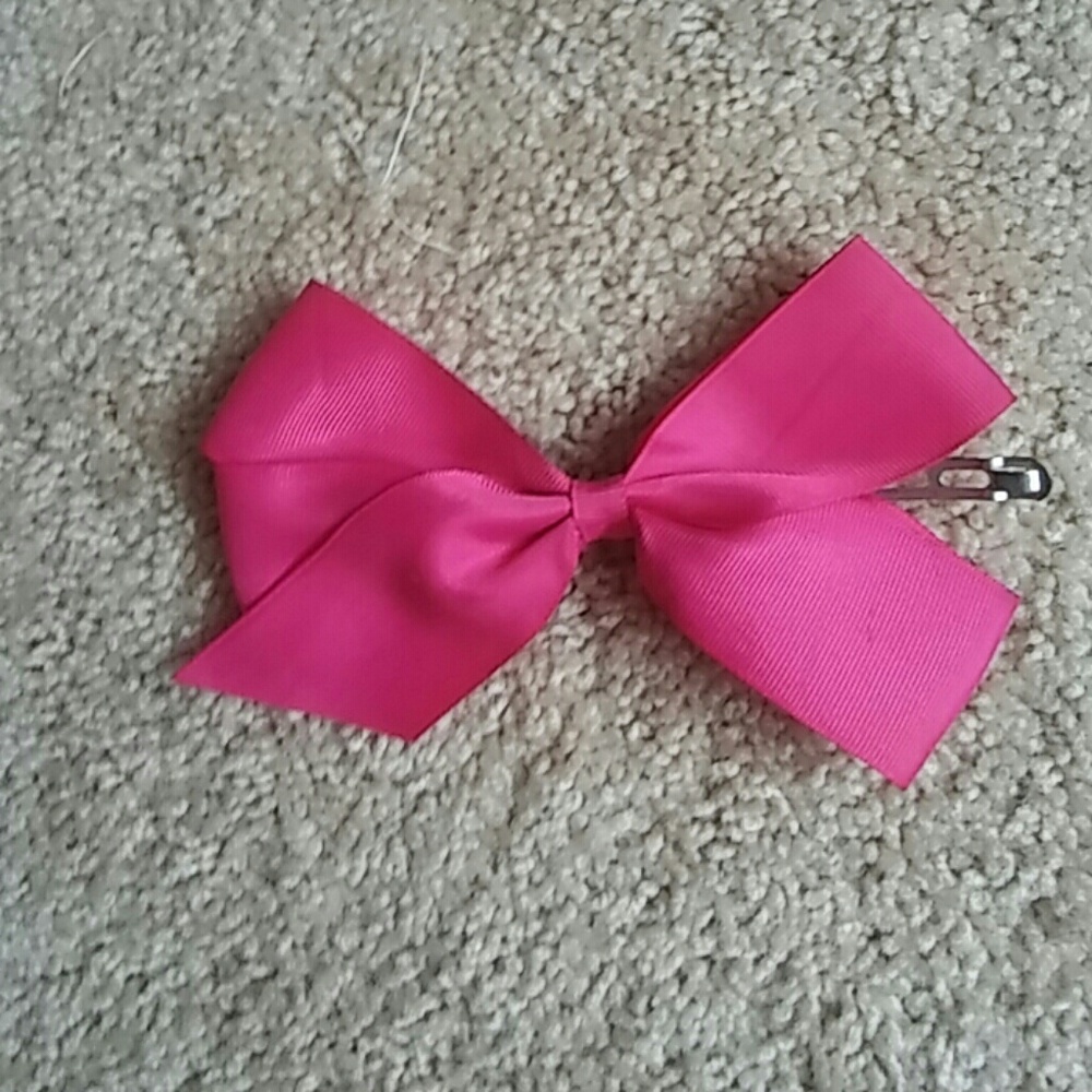 Pink clip in bow