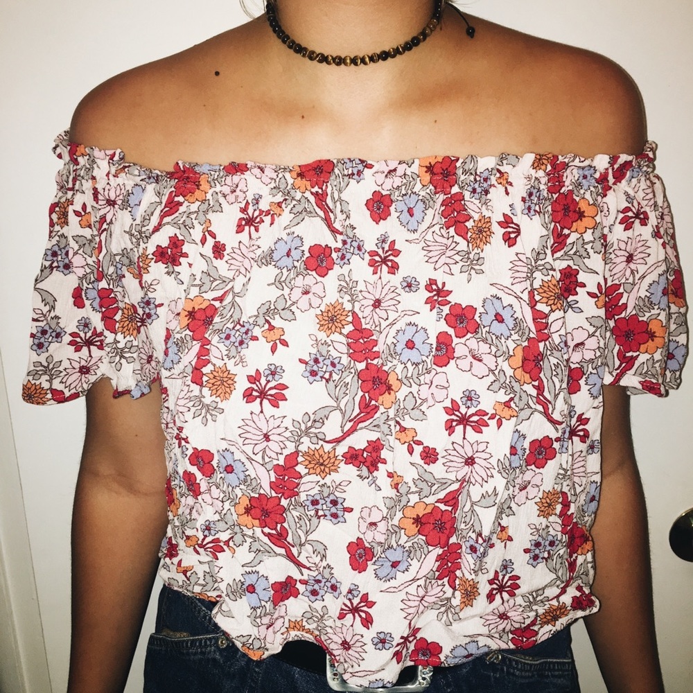 SOLDOff the shoulder floral top
